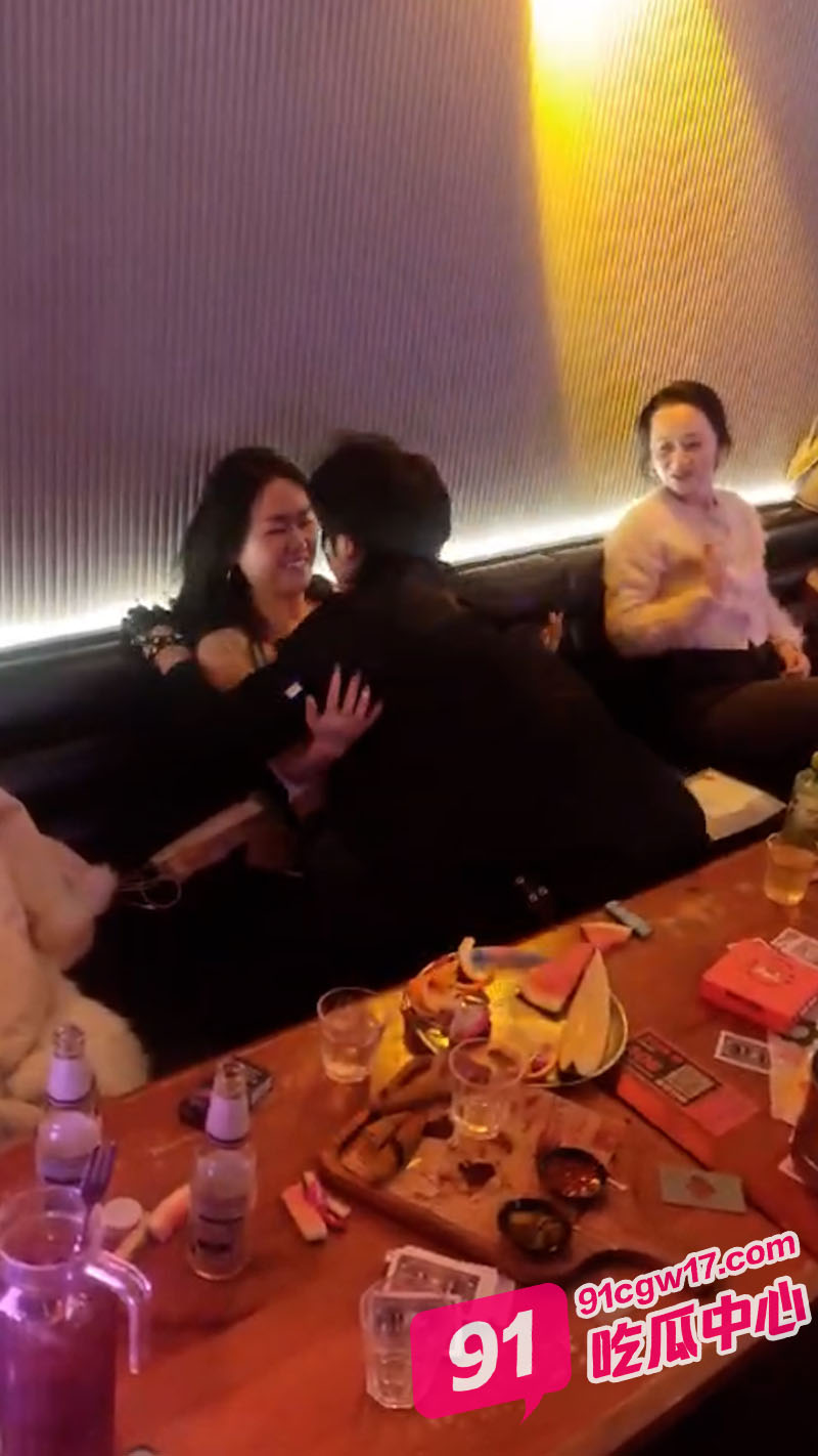 广西纯欲嫩妹王思佳 ktv重金点男模 小哥的舞姿也太骚了吧！ 配图4