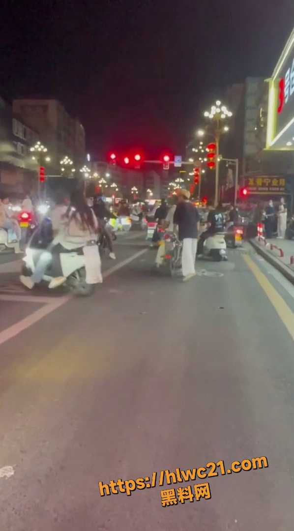 广东精神小伙持刀威胁逼人跪下 冲突升级街头激烈对峙