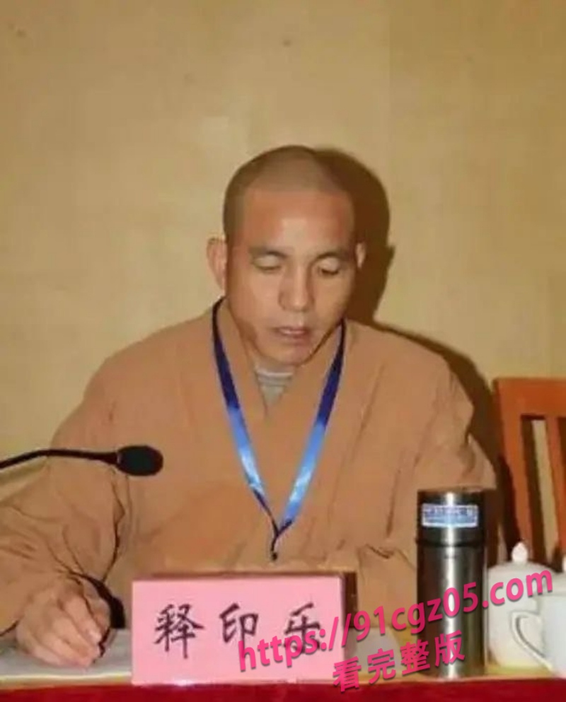 上任刚满月就翻车?释印乐被爆与多名女性合照 开路虎揽胜身后还有伴舞
