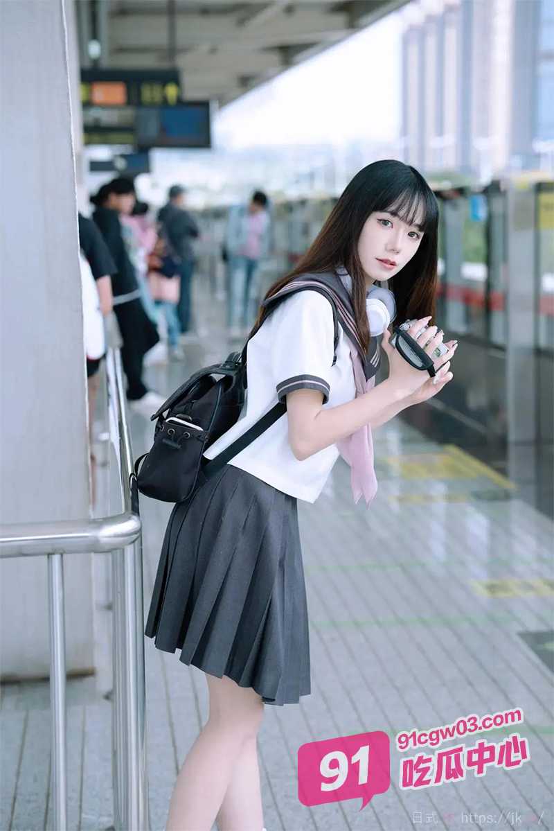 双马尾JK萝莉天花板 一个小熊背包就被金主到带回家 粉嫩JK我都舍不得操！ 配图