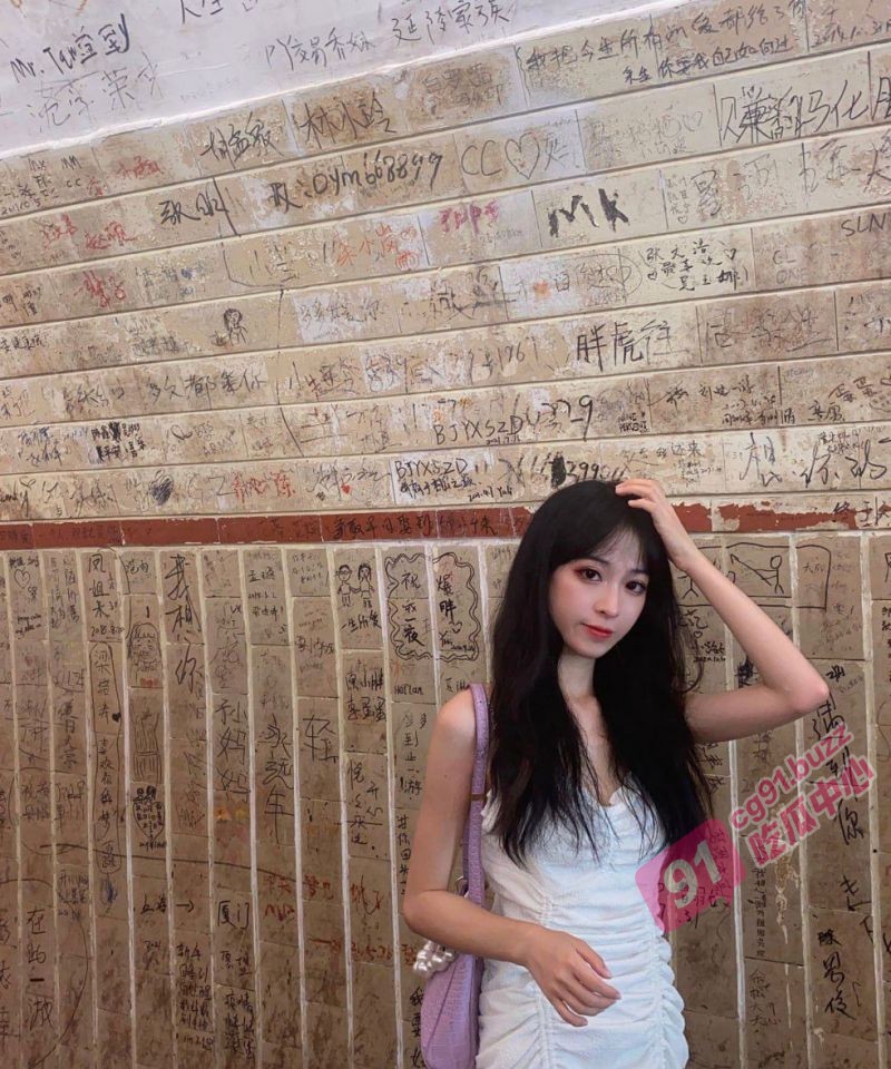 我是大学生 得加钱～大学生KTV里逼瘾犯了直接进厕所解决 边吃鸡巴边说自己骚！