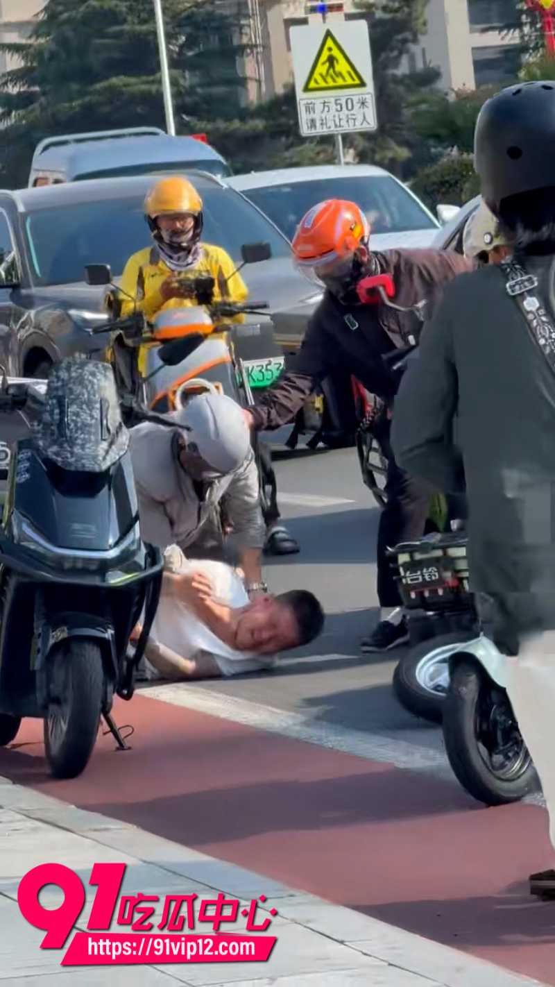 外卖员与另一位摩托车司机发生碰撞后被暴打6