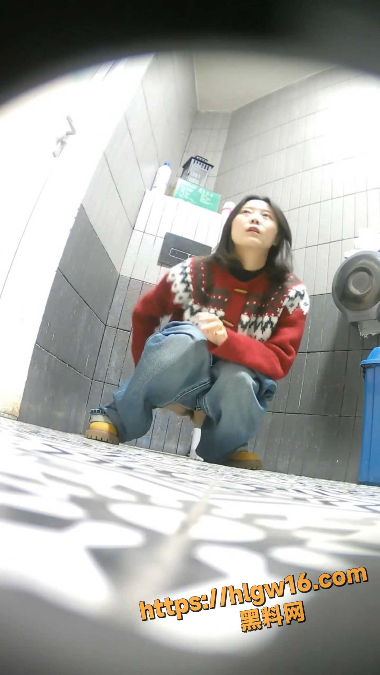 厕拍精选集锦 商场偷拍几个年轻美眉小便 极品少妇尿尿就像一条线！