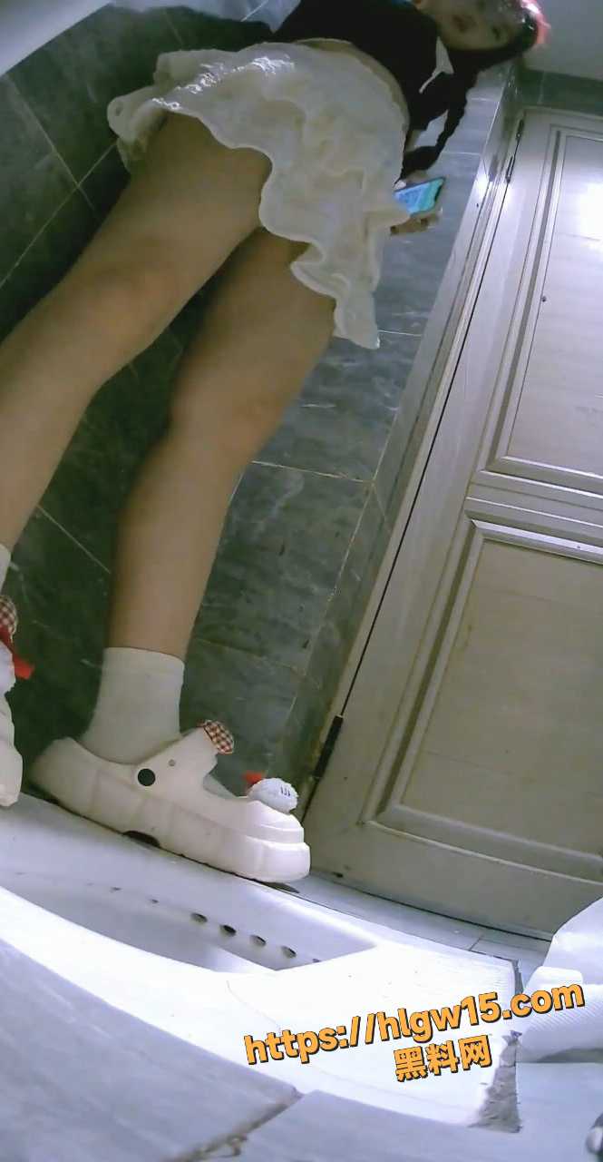 厕拍精选集锦 美食城厕所后拍 屁股上有纹身的眼镜妹子 粉嫩逼逼穴口大开！