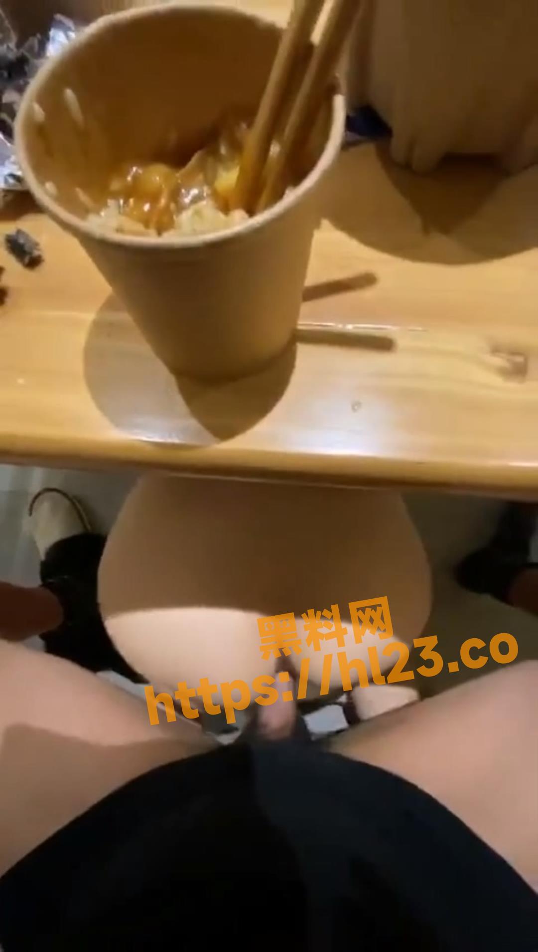 高反差学生妹萝莉，我说哥们咱们就简单吃点先啊，兄弟们看着都着急！！