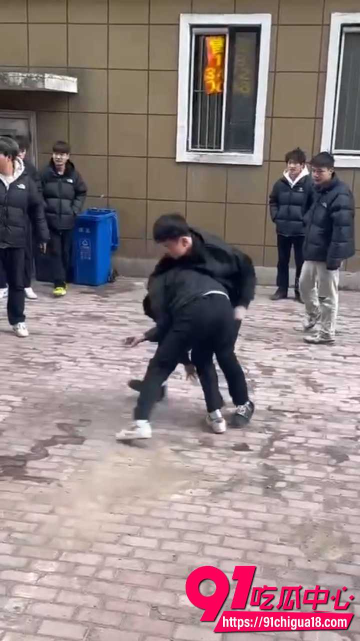 山东精神小伙单挑变群殴2