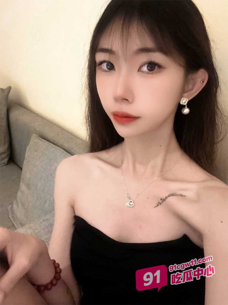 哈尔滨学生妹张怡～外表斯文乖巧甜美私底下却是骚浪母狗 约炮做爱视频被富二代曝光！ 配图2