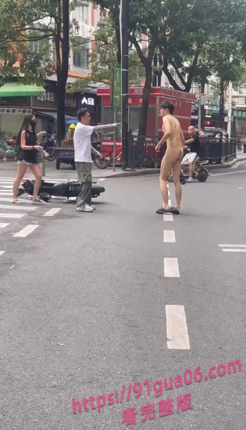 长沙裸男当街拉拽陌生美女 光腚露鸟见人就上 吓坏路人 配图2