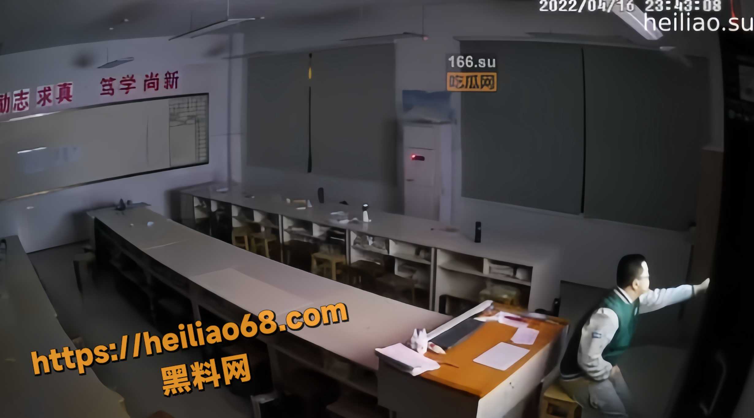会议室投屏自嗨社死 小伙严实穿衣拉出鸡巴猛撸 偷瞄窗外全程被摄像头录下！