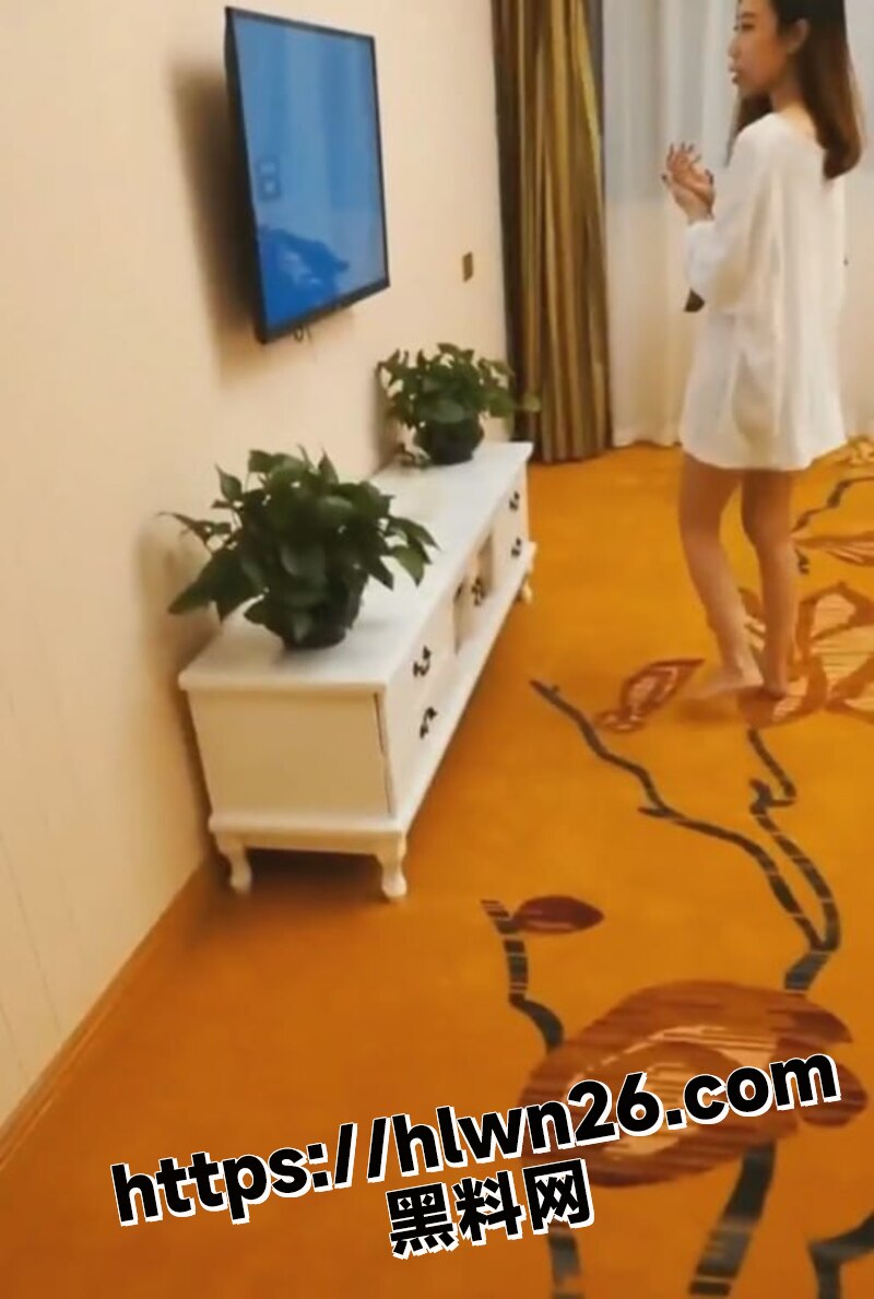 丈夫常年在外出差 寂寞少妇以电视坏了为由骗维修人员来家里修电视 最后修自己干旱的下水道！