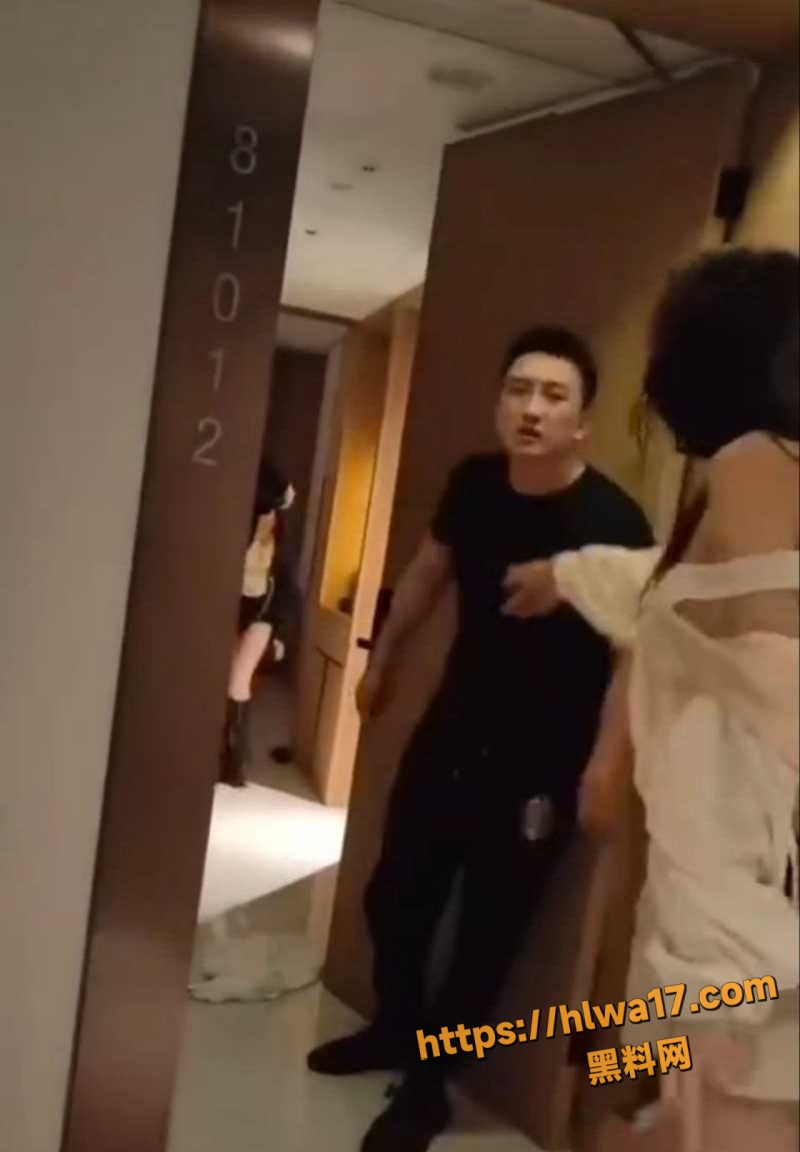 抖音网红 妖怪ZZzAI 脚踏两条船 在酒店操粉 正主抓奸现场视频流出！