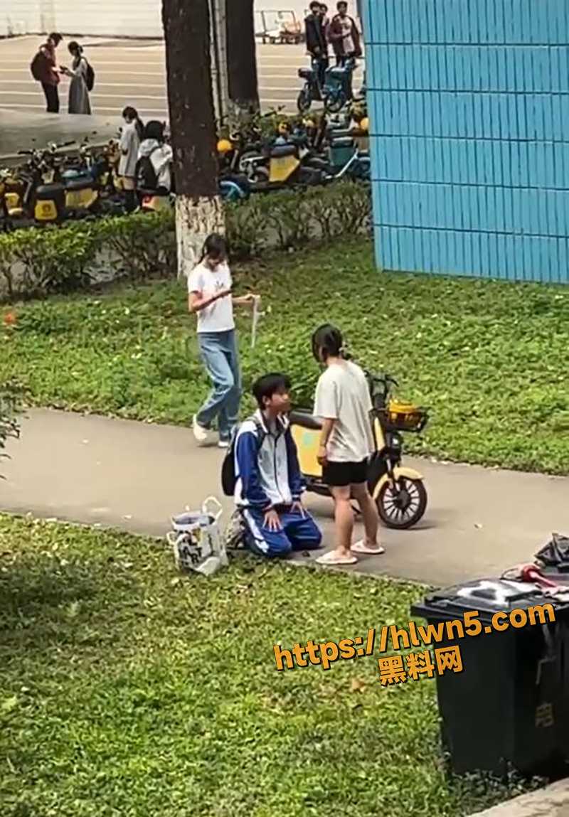 舔狗舔到最后一无所有 一高中女生宿舍楼下 一情侣吵架 男孩下跪认错遭女孩一顿连环巴掌 ！