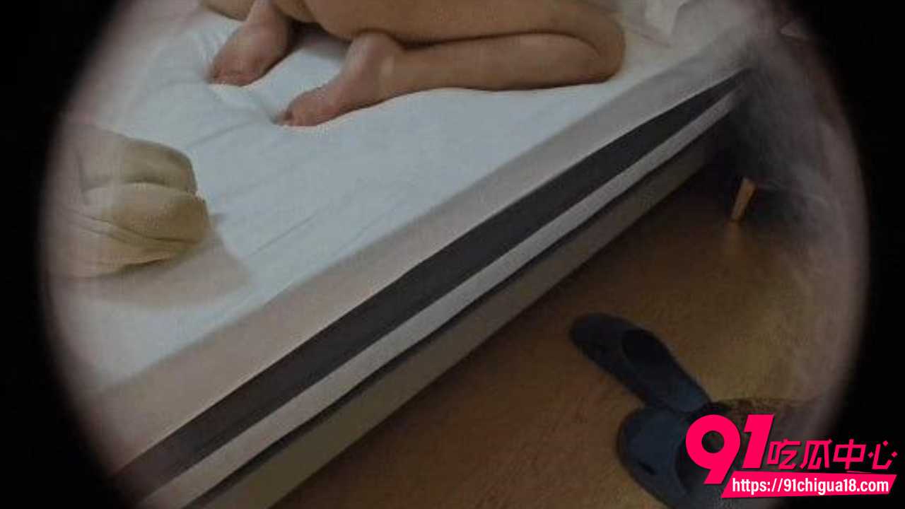 儿子偷拍妈妈洗澡后直接床上强上19