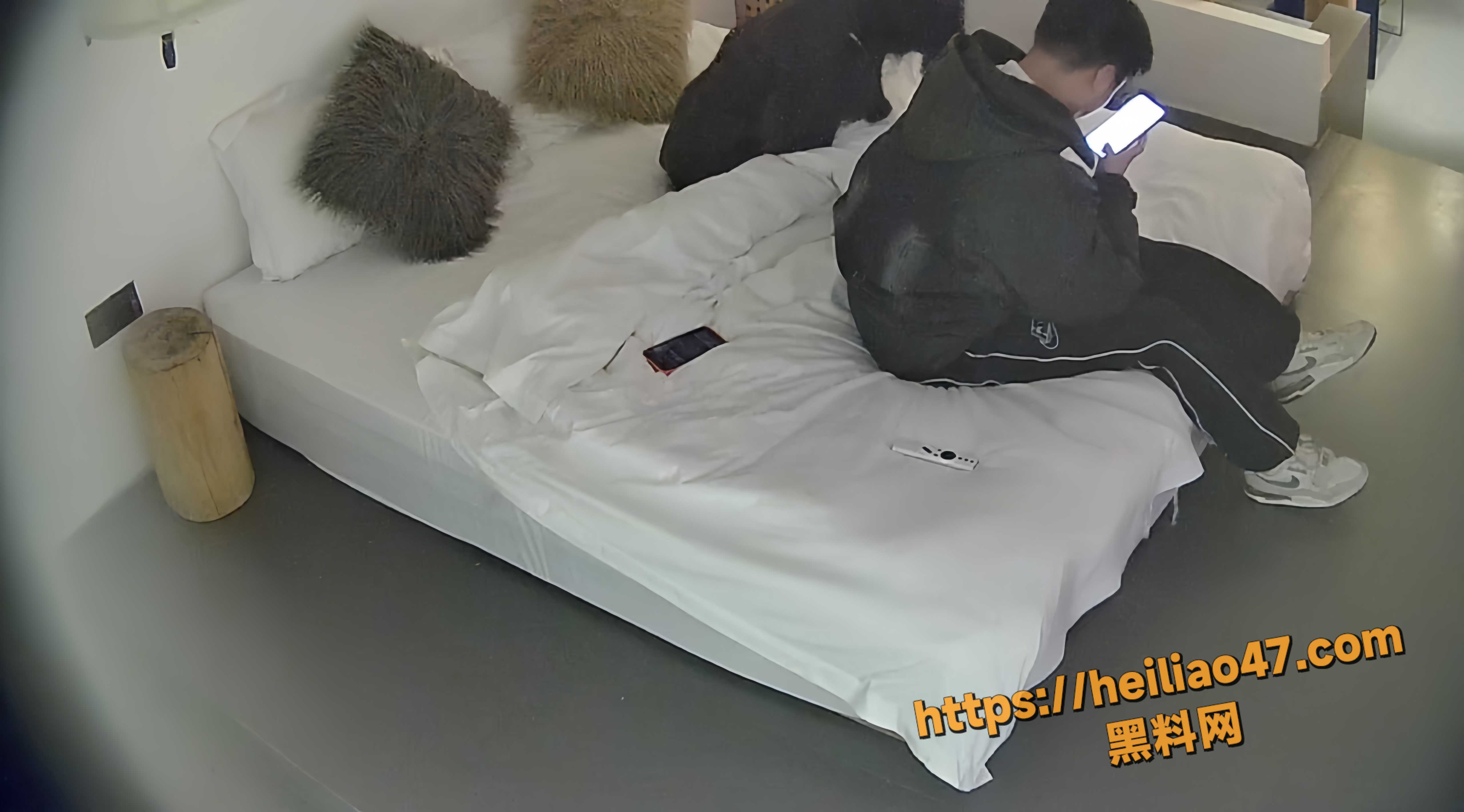 高清监控泄密 情侣酒店约炮 啪啪后到处找小内裤 真是尴尬又好笑！