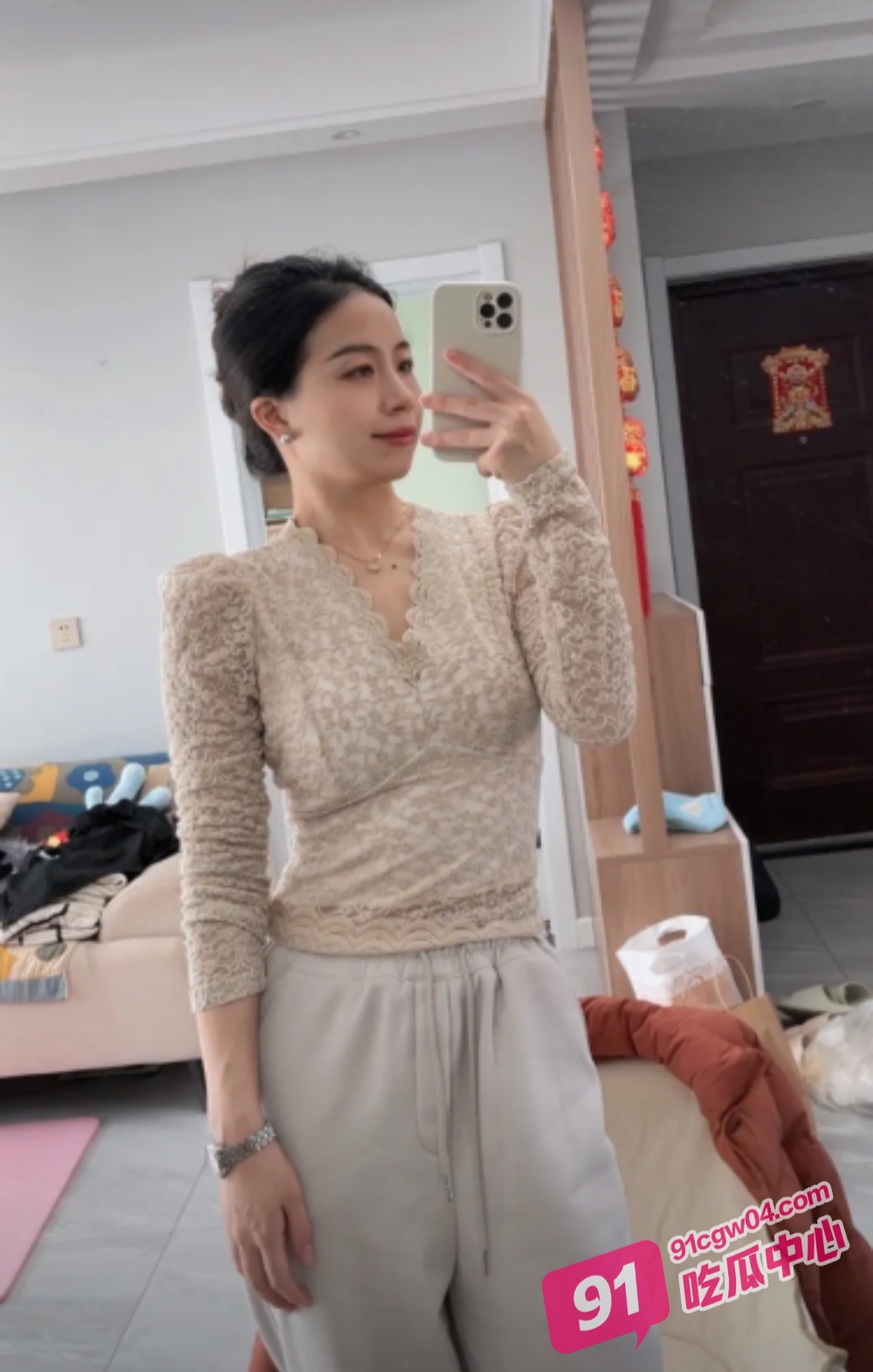 海角乱伦偷情极品良家熟女阿姨 在客厅后入雪白肥厚的大屁股太爽了! 配图3