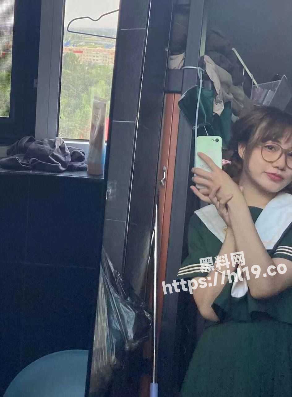 湖北仙桃职业技术学院短发眼镜妹「艾楚楚」表面乖乖女却是找金主的性奴，性爱视频大曝光！