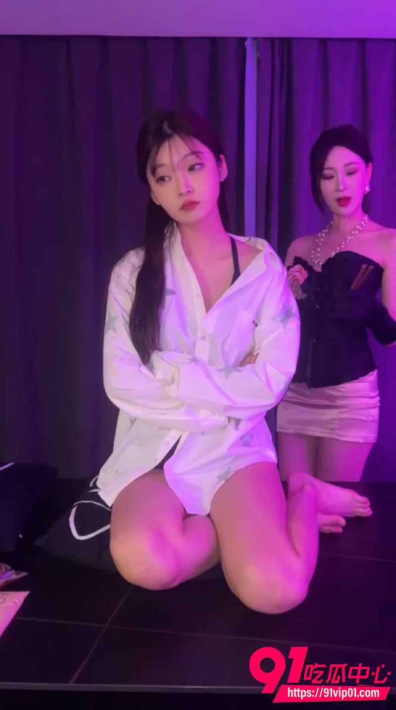 玩物直播女神伽萝携手艾琳 裸足调教男M 坐脸踩头舔脚玩弄各种羞辱!