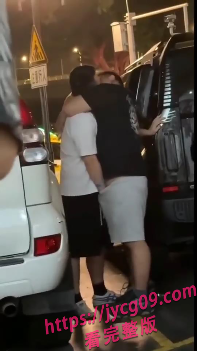 是爱还是冒犯？广东街头男男热吻事件引多方讨论 配图2