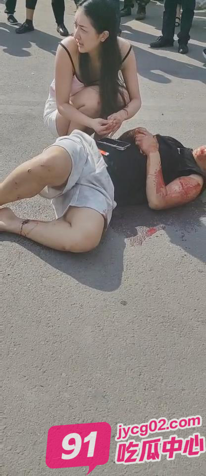 猖狂！精神小伙当街砍人 被砍人妻子拼命阻拦但难逃厄运 配图7