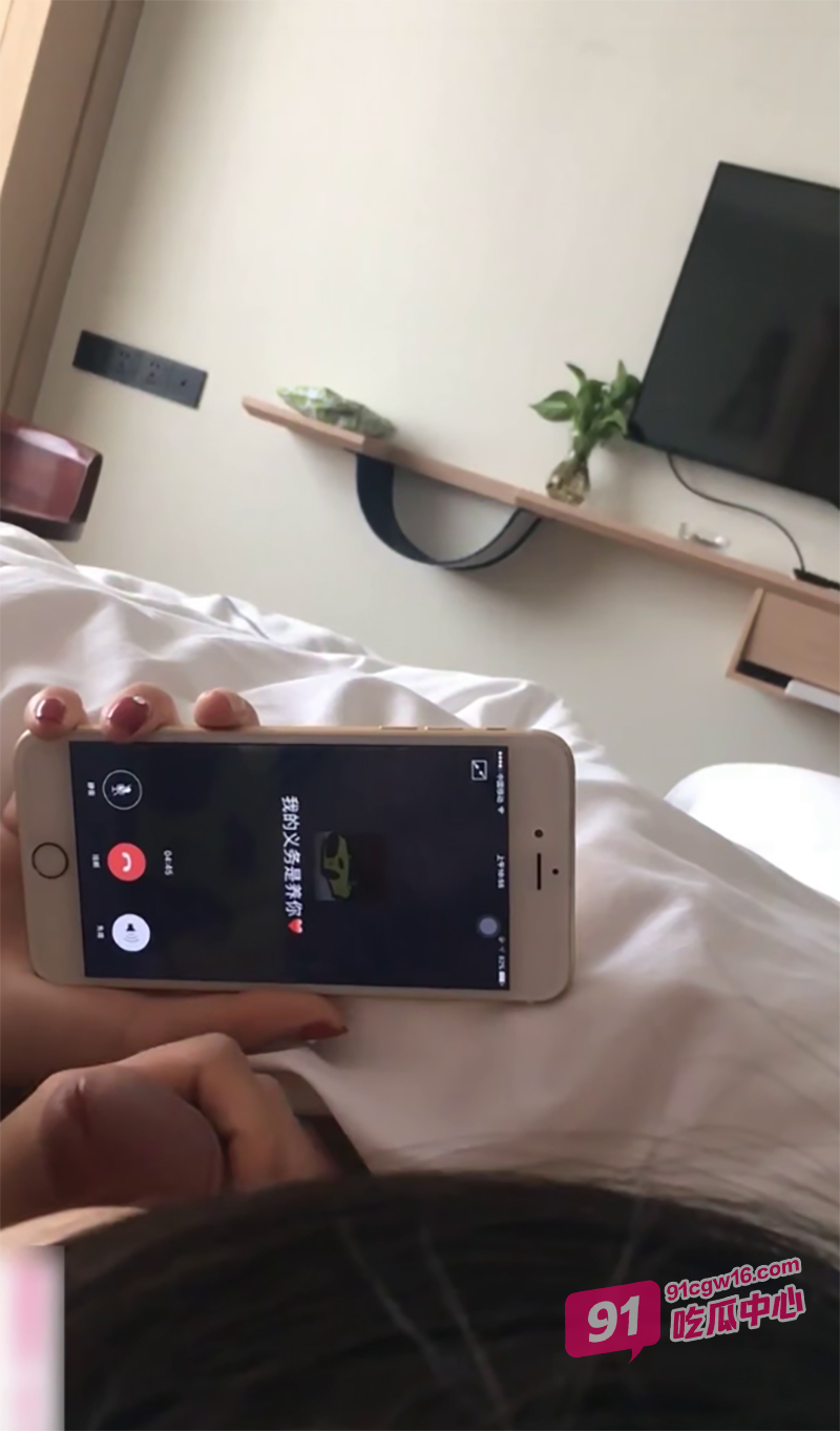 合肥大学淫荡美眉林悦思 背着男友约炮 边含着鸡巴边和男友打电话 “我在跑步呢” 配图5