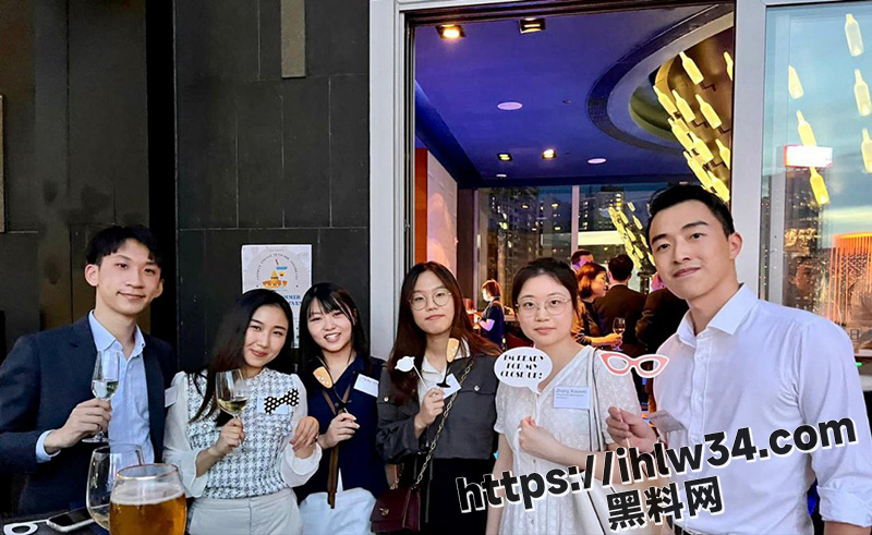 香港某金融公司女白领 林美玲 下班后秒变反差巨乳母狗 酷爱吃大鸡巴 撅着肥臀自己掰开屁股求操