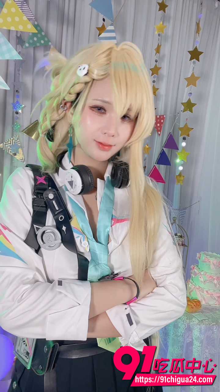 推特福利姬PyonCOS最新写真 油亮白皙巨乳身材 绿闪胶带贴奶贴穴全裸翘臀撩人展示