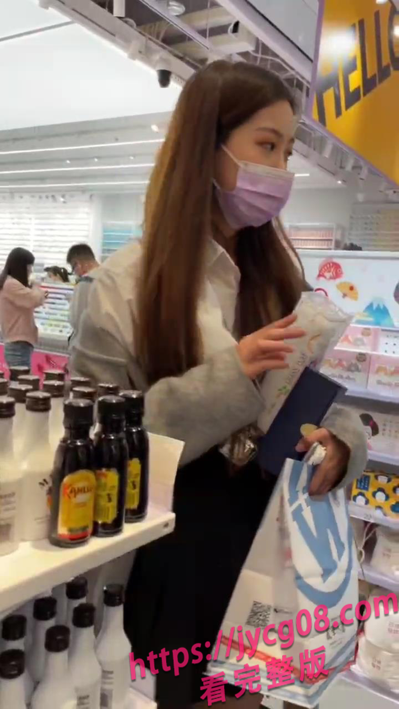 惊险时刻！尾随商场女神偷拍实录×贴身靠近画面疯传！ 配图7