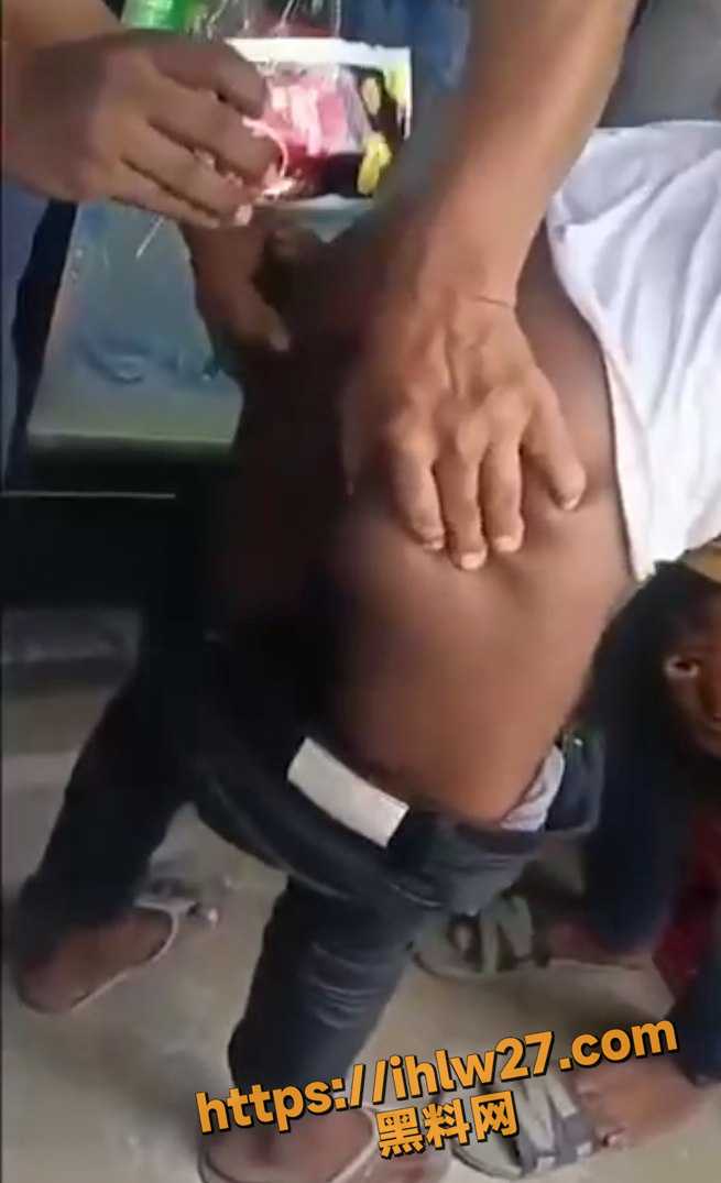 印度三哥神奇骚操作 敢乱搞我老婆 不能杀人没说不能折磨你 三哥用辣椒粉抹菊花 辣的小哥跪地求饶！
