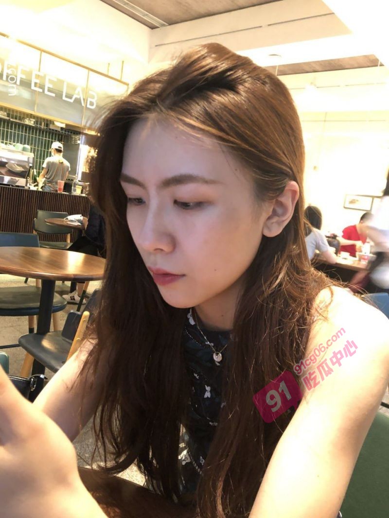 异地恋女友的淫趴体验～被闺蜜带入淫趴遭多人玩弄 尽显淫骚！