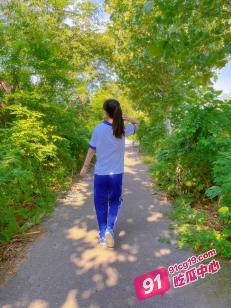 奔驰哥连自己女儿都不放过！ 在小树林把白虎一线天的小女儿操了！ 配图4