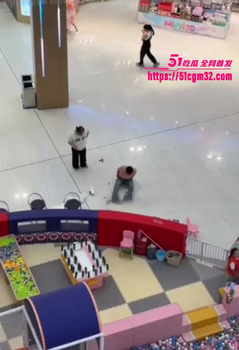 泾阳万达商场男子裸奔事件曝光 1 拷贝