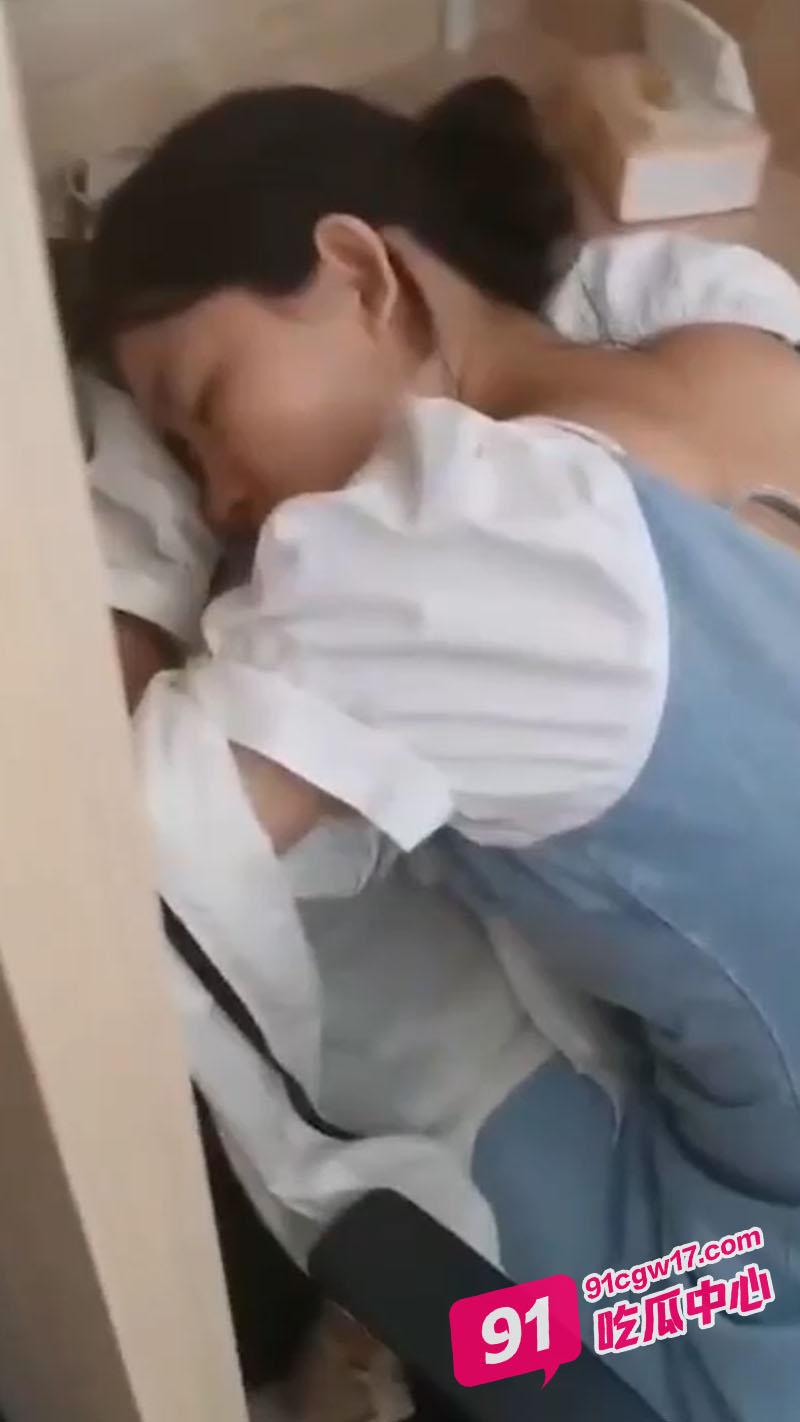 大学校园图书馆 女大学生被猥亵偷拍视频流出 女子睡着后被色狼伸手袭胸 配图3