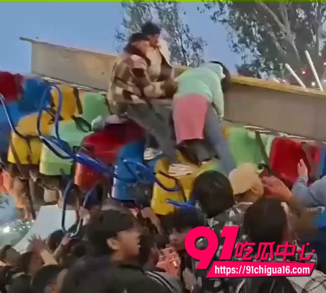 印度旋转秋千事故现场视频5
