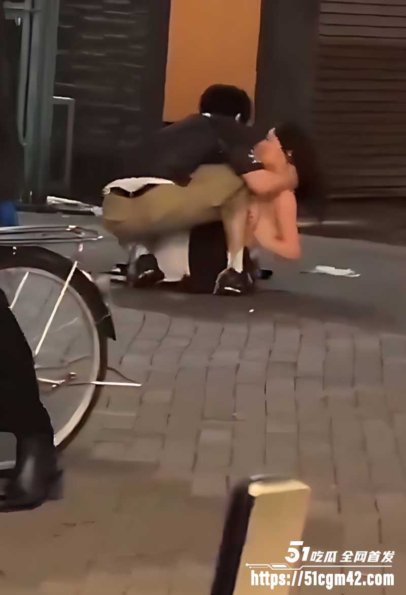 美女街头打架遭男人偷袭视频流出 6