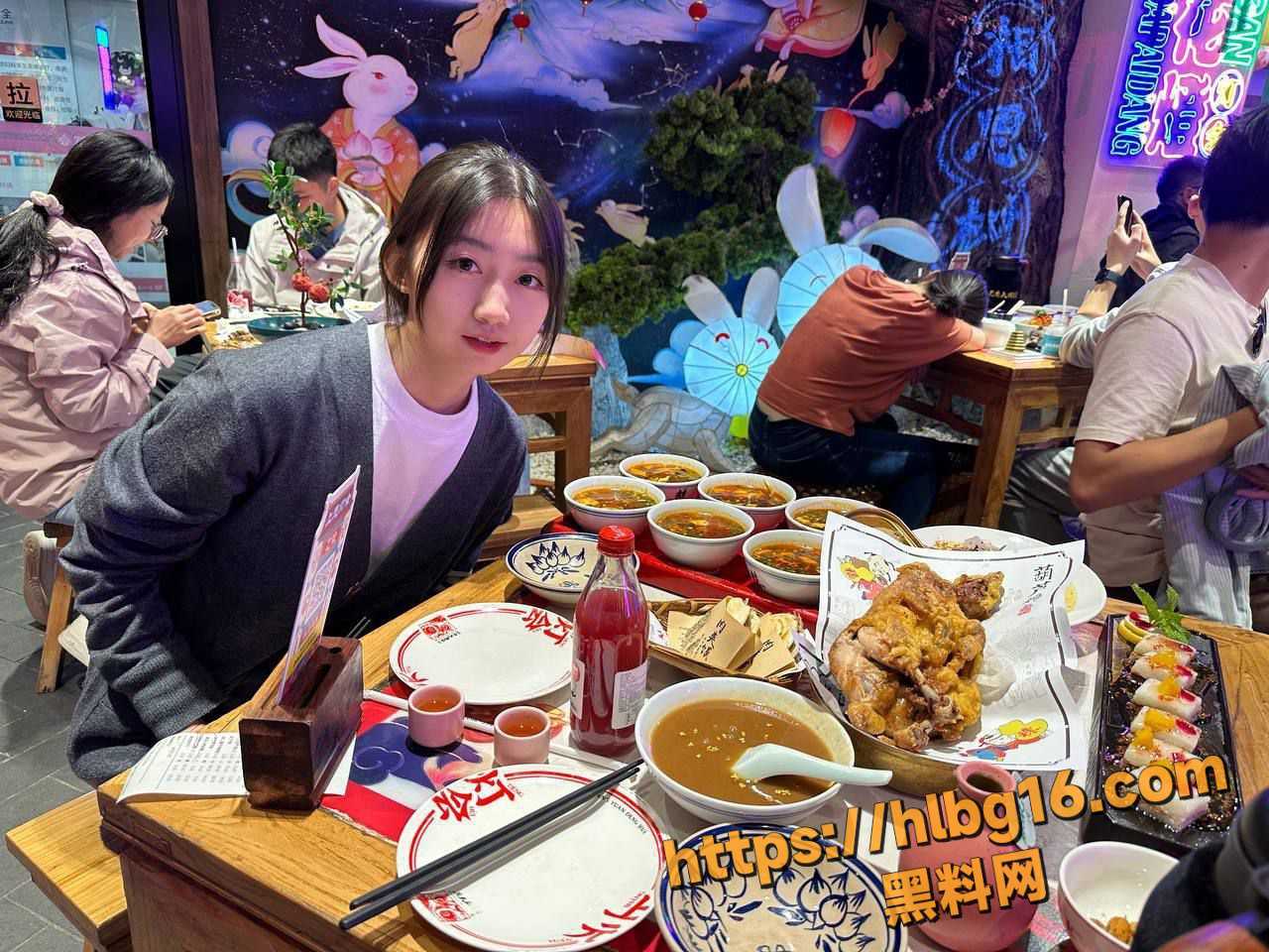 网调母狗线下约炮 见面被拍下做爱视频 没想到拍摄者发在群里像打架炫耀 被群友曝光！