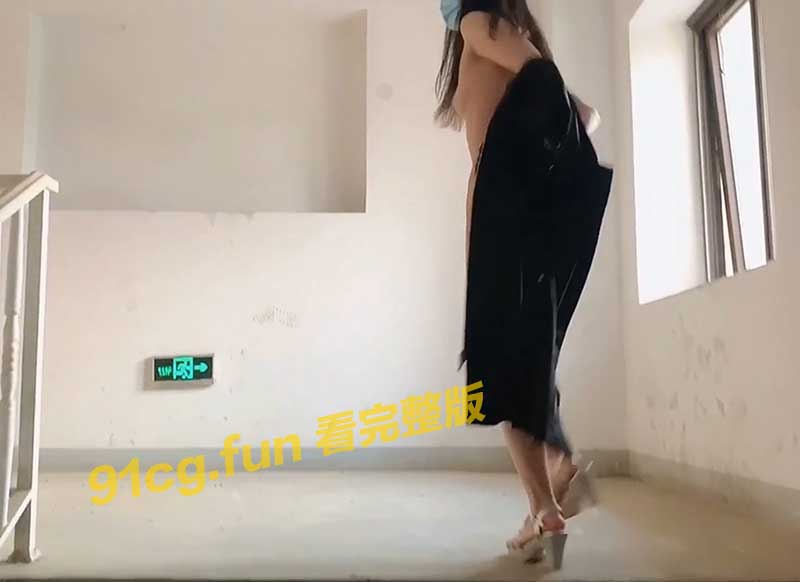 推特户外露出淫妻博主 小萌 野外楼道天桥上全裸调教 闹区淫荡口活视频