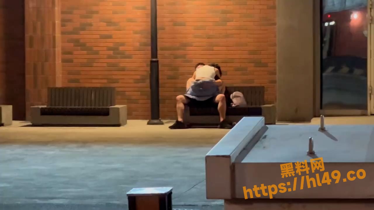 台湾基隆港微笑步道一情侣上演活春宫 在休息长椅上女上位操爱享受高潮被人拍下曝光！