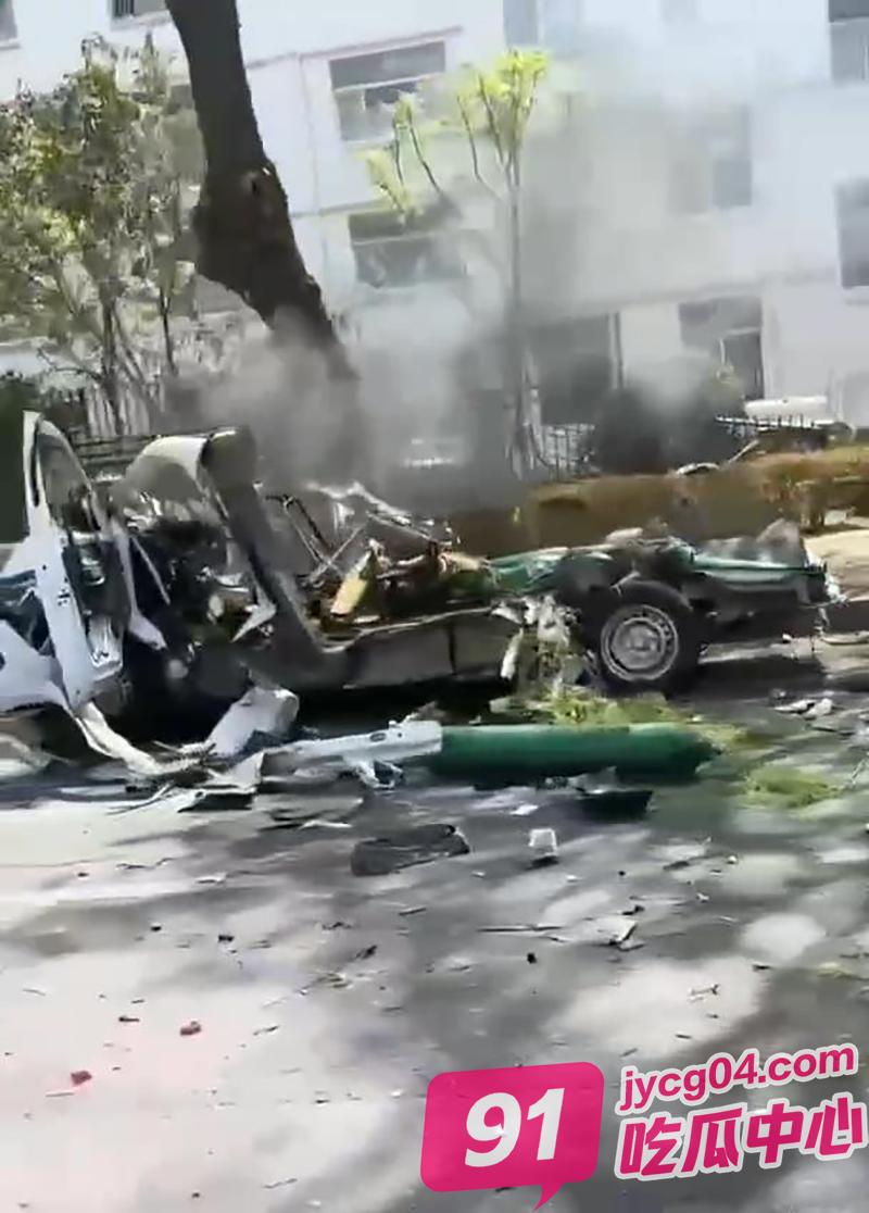 临沂车辆起火瞬间爆燃！司机惊险逃生！路人：拉易燃品不怕死？