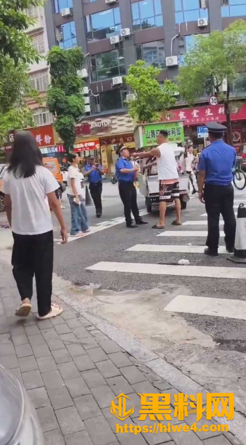 城管执法街头 遇狠人被打倒地 路边摊贩人高马大正面硬刚