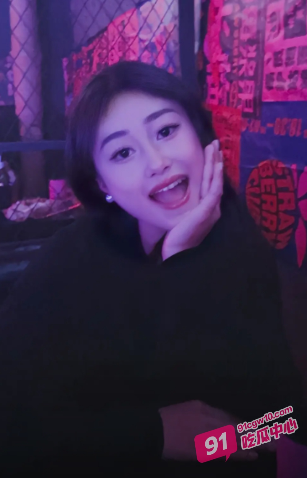 淫乱人妻群P淫乱内射！骚妻与5男群交 拳交异物插入 绿帽癖老公在一旁拍摄 配图