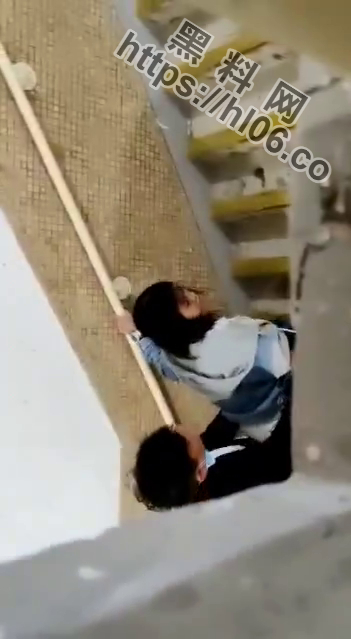 两情侣学校楼梯间做爱被偷拍！男子内射后留女孩一人独自默默擦逼上的精液~