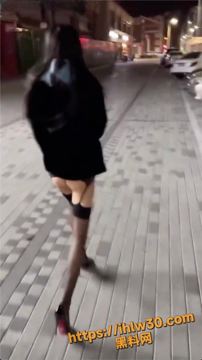 求瓜之露出女神 彤彤乖 被主人各种外出调教露出 送出大尺度福利合集私拍！