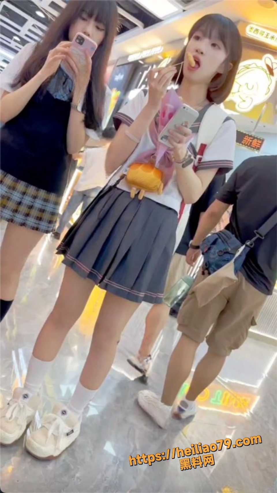 街头偷拍抄底大神最新福利 JK水手制服小姐姐逛街裙底走光 白色内裤夹逼超级性感