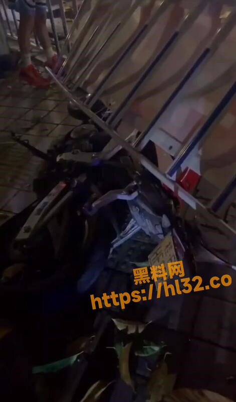 广东肇庆小伙载女友却不幸出车祸！倒地后还出奇的冷静说我女朋友没了？！