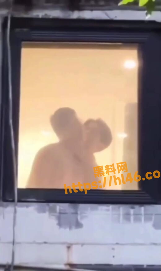 Gay版上海路炒粉 两位基哥大白天 小0被猛1按在玻璃窗上激情后入！