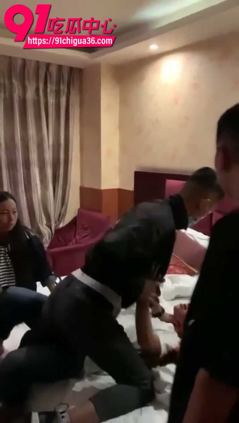 已婚少妇520出轨偷情被老公抓奸暴打7