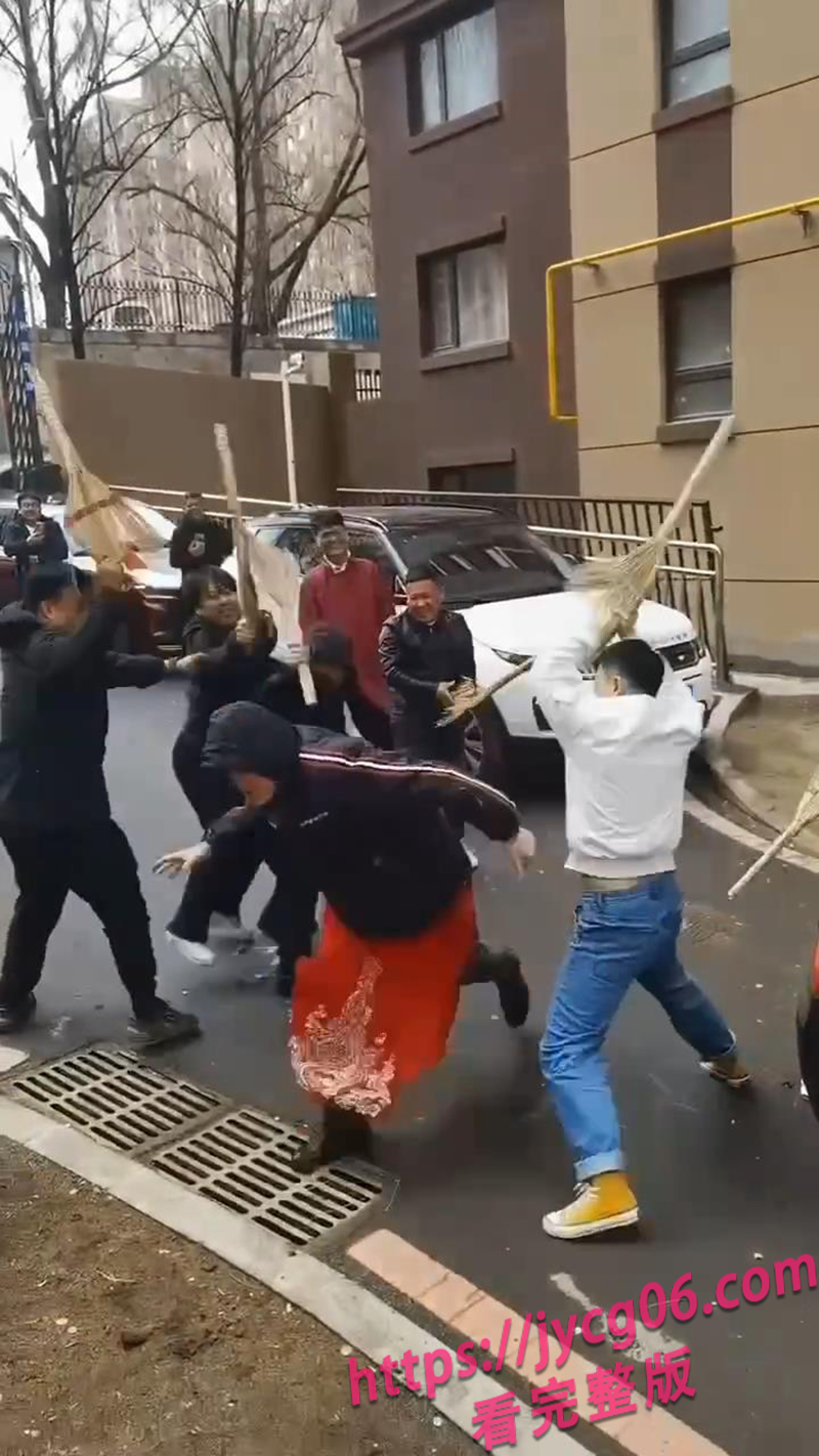 新郎下车被暴打！奇葩习俗引人围观！打人的一看就是新郎好兄弟～ 配图5