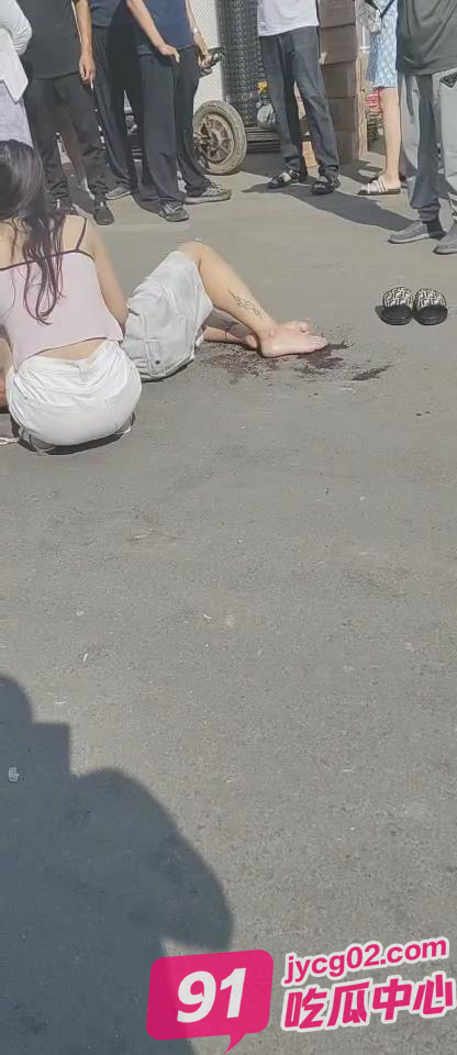 猖狂！精神小伙当街砍人 被砍人妻子拼命阻拦但难逃厄运 配图6
