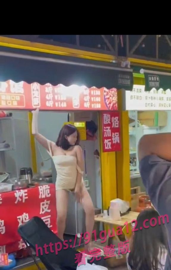 现在饭店都这么卷了吗 超短裙舞娘擦边舞吸客！也不怕被举报