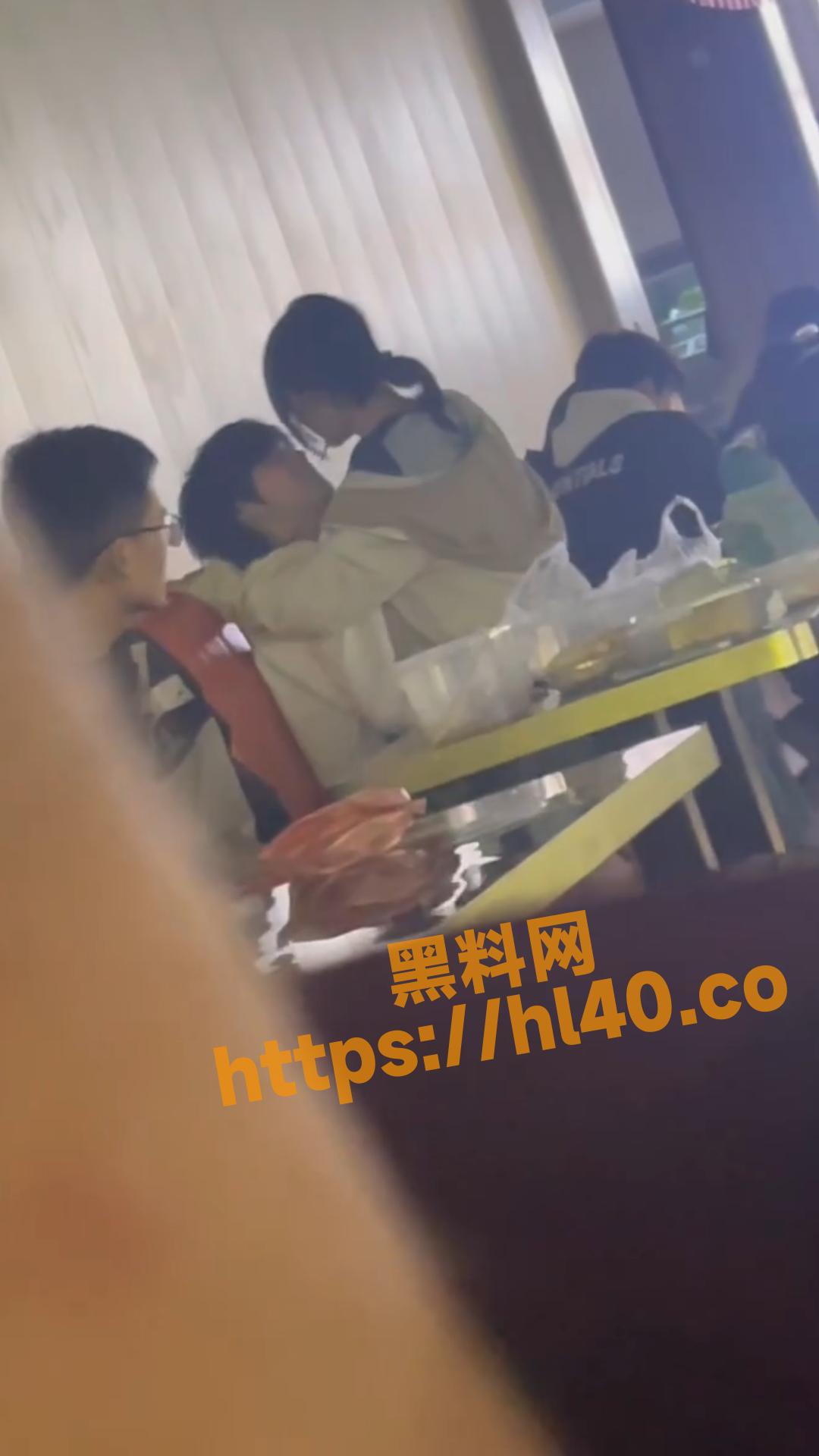 某高校一对学生情侣 在食堂上演不雅动作 完全目中无人 被校友愤怒拍摄投稿！